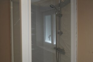 Shower, towels, soap, toilet paper - Cosy house in the countryside. Pets welcome! (Faumont)