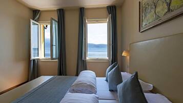 Caja de seguridad en la habitación y cortinas blackout