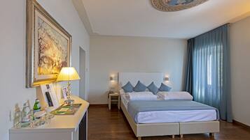 Caja de seguridad en la habitación y cortinas blackout