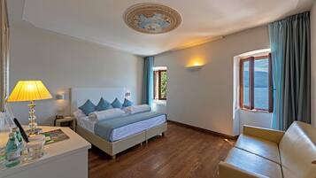 Caja de seguridad en la habitación y cortinas blackout