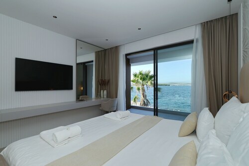 The Palms Resort Villa Waterfront with Pool