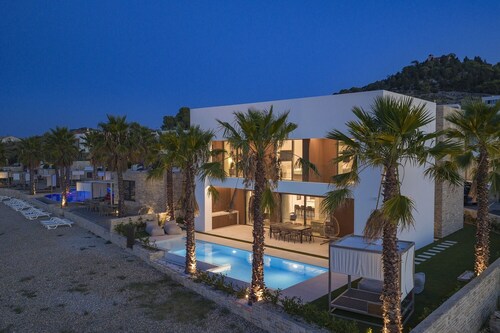 The Palms Resort Villa Waterfront with Pool