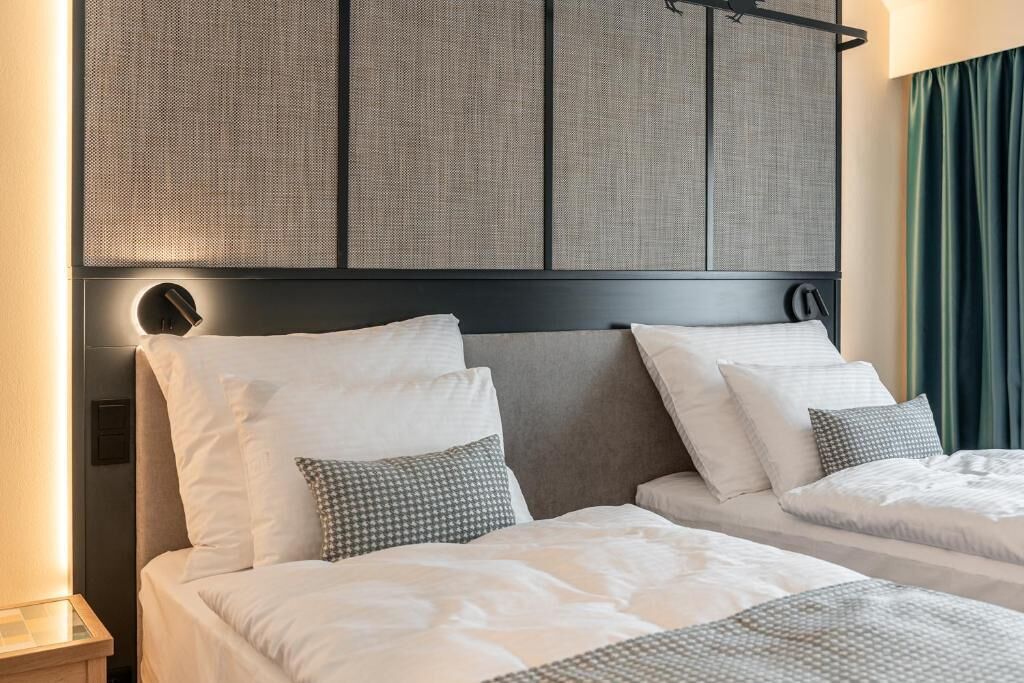 Camera familiare | Una cassaforte in camera, una scrivania, insonorizzazione