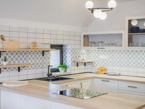 Deluxe Suite, Lake View | Private kitchen | Mini-fridge, microwave, highchair, cookware/dishes/utensils