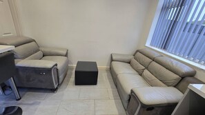 Living room - Room-cozy Guest Room in Leicester With S (Leicester)