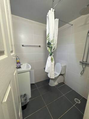 Shared Dormitory, 1 Bedroom | Bathroom - Room-cozy Guest Room in Leicester With S (Leicester)