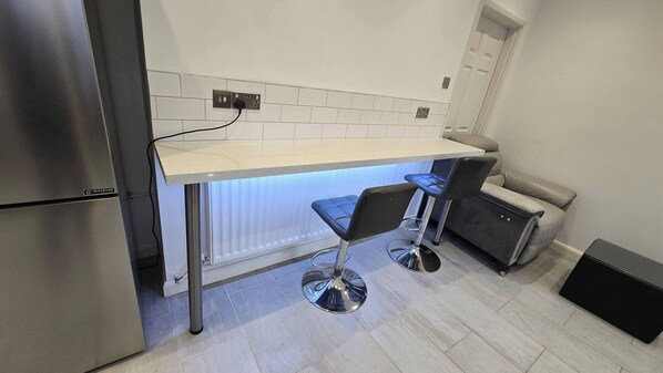 Shared Dormitory, 1 Bedroom | Interior - Room-cozy Guest Room in Leicester With S (Leicester)