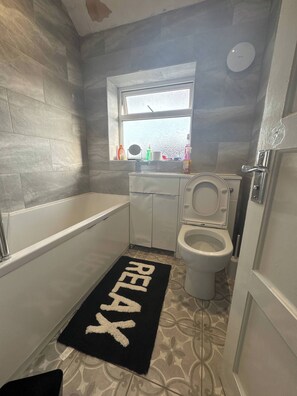Bathroom - Room-cozy Guest Room in Leicester With S (Leicester)
