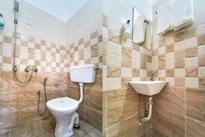 Kamar Double Ekonomi | Kamar mandi | Shower, perlengkapan mandi gratis,  dan handuk
