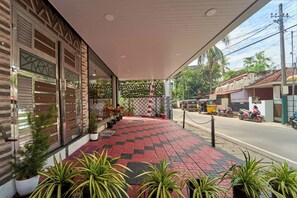 Free self-parking - Itsy Hotels Salees Enclave - Near Padmanabhaswamy Temple (Thiruvananthapuram)
