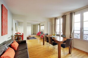 Unclassified image, 3 of 17, button - A Typical Parisian Abode in the heart of the City of Love - Etienne Marcel (Paris)