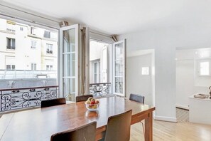 Unclassified image, 2 of 17, button - A Typical Parisian Abode in the heart of the City of Love - Etienne Marcel (Paris)