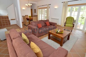 Living area - Casa d'el Rey - 2 bedroom townhouse in private condominium with 3 pools (Amoreira)