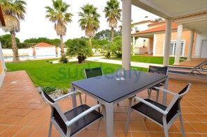Outdoor dining - Casa d'el Rey - 2 bedroom townhouse in private condominium with 3 pools (Amoreira)
