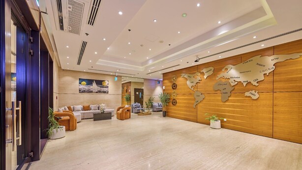 Eine geräumige Lobby mit Wandweltkarte, bequemen Sitzgelegenheiten und modernem Design.