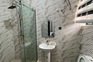 Douche, bidet, serviettes fournies, savon