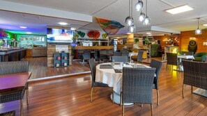 Dining - HOTEL DU POÈTE (Tresserve)