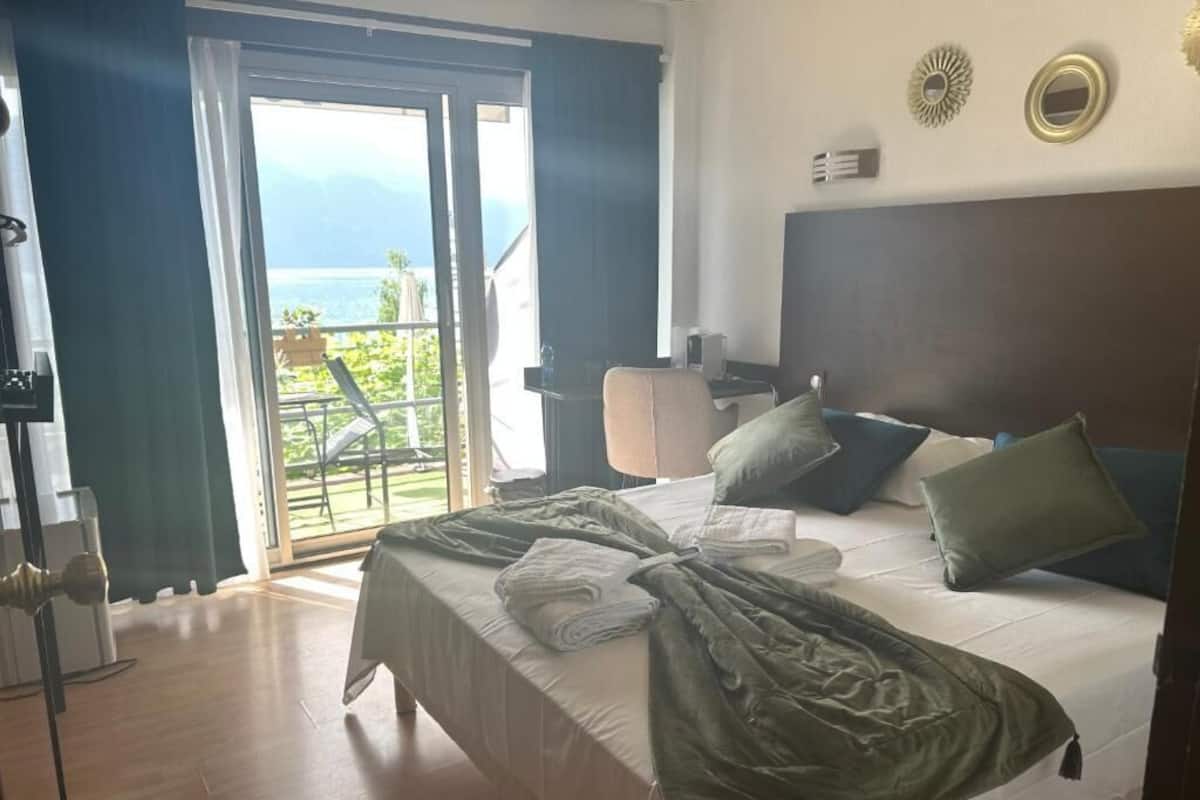 Deluxe Tek Büyük Yataklı Oda, Balkon, Göl Manzaralı | Ütü/ütü masası, ücretsiz kablosuz İnternet
