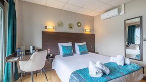 Chambre double, balcon, vue sur le lac | Fer et planche à repasser, accès au Wi-Fi (inclus)