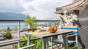 Outdoor dining - HOTEL DU POÈTE (Tresserve)