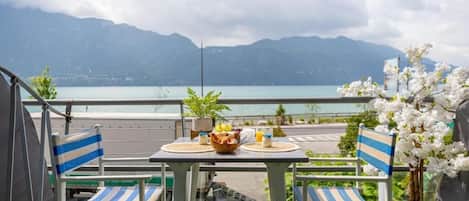 Double Room, Balcony, Lake View | Outdoor dining