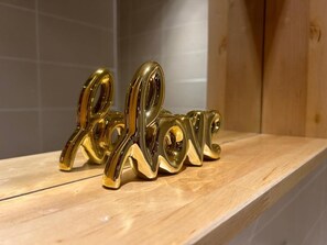 Interior detail - HOTEL DU POÈTE (Tresserve)