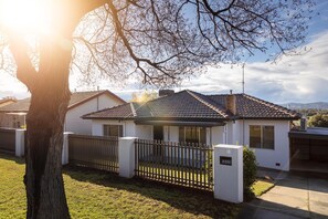 Bathroom - Perfect Peechelba Pad- private and close to hospital - Gorgeous renovated three bedroom cottage in East Albury (East Albury)