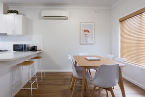 Dining - Perfect Peechelba Pad- private and close to hospital - Gorgeous renovated three bedroom cottage in East Albury (East Albury)