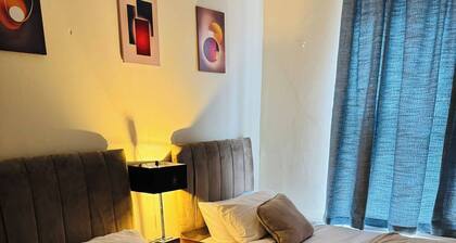 Room-contractors and Tourists Friendly i