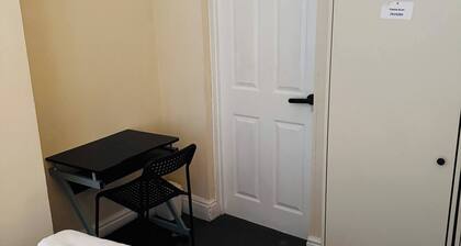 Room-contractors and Tourists Friendly i