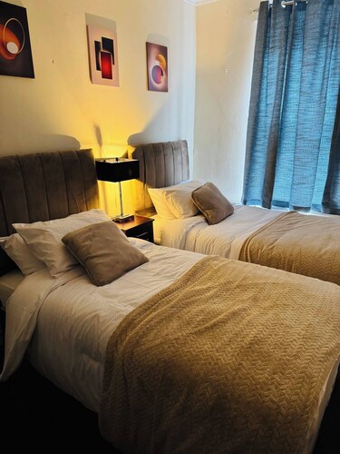 Room-contractors and Tourists Friendly i