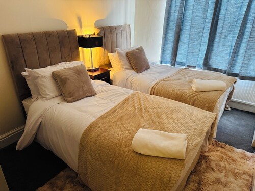 Room-contractors and Tourists Friendly i