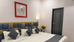 Ein ordentlich bezogenes Bett mit Kopfteil, Kissen und einer gesteppten Decke.
