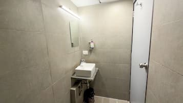 Deluxe Double Room | Bathroom | Shower, towels, soap, shampoo
