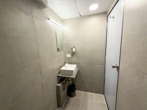 Deluxe Double Room | Bathroom | Shower, towels, soap, shampoo - Hotel City Avenue (Mumbai)