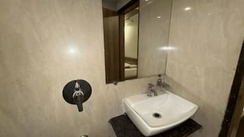 Douche, serviettes fournies, savon, shampoing