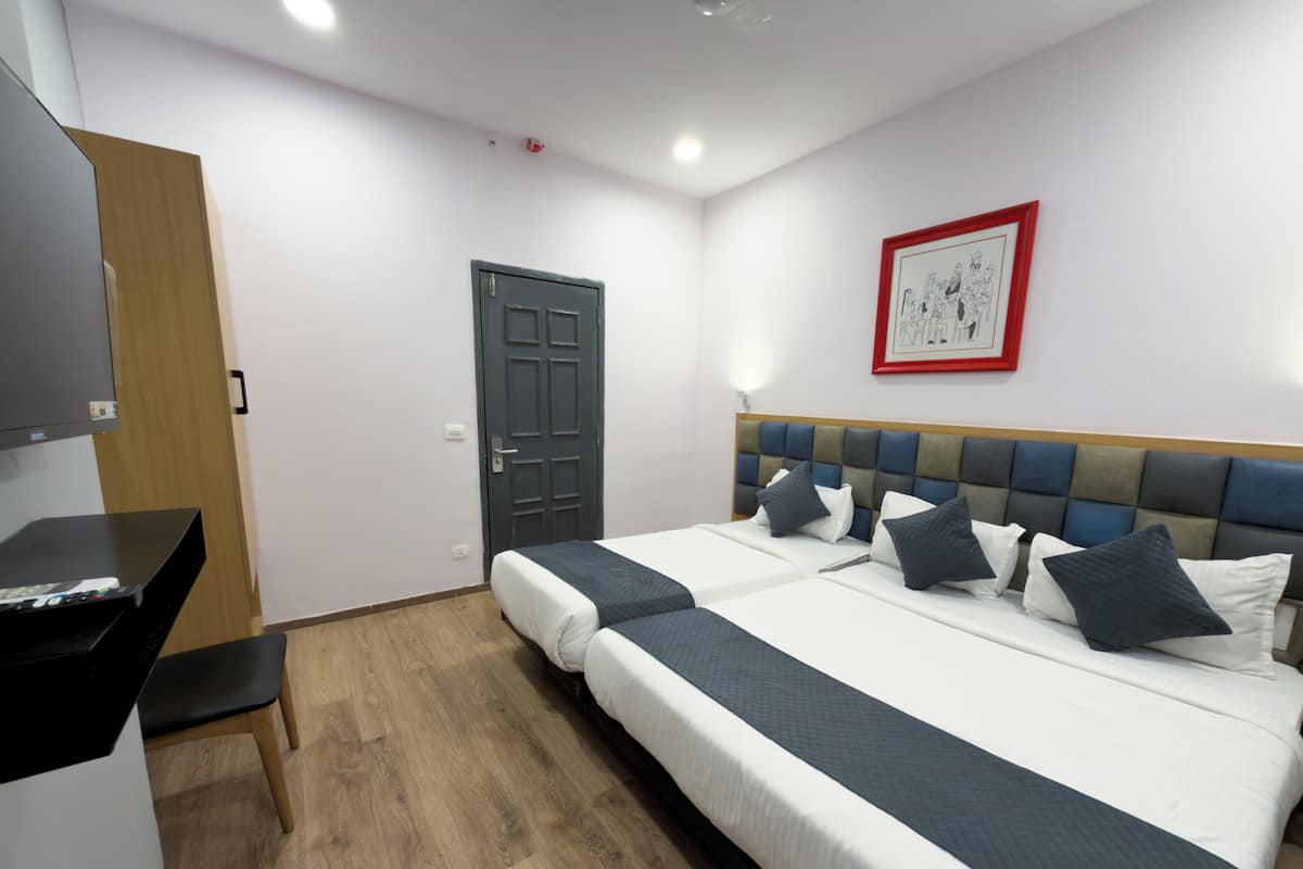 Deluxe Triple Room | Iron/ironing board, free WiFi