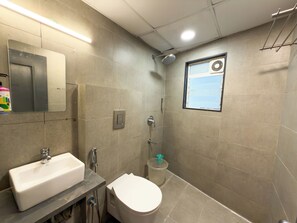 Deluxe Triple Room | Bathroom | Shower, towels, soap, shampoo - Hotel City Avenue (Mumbai)