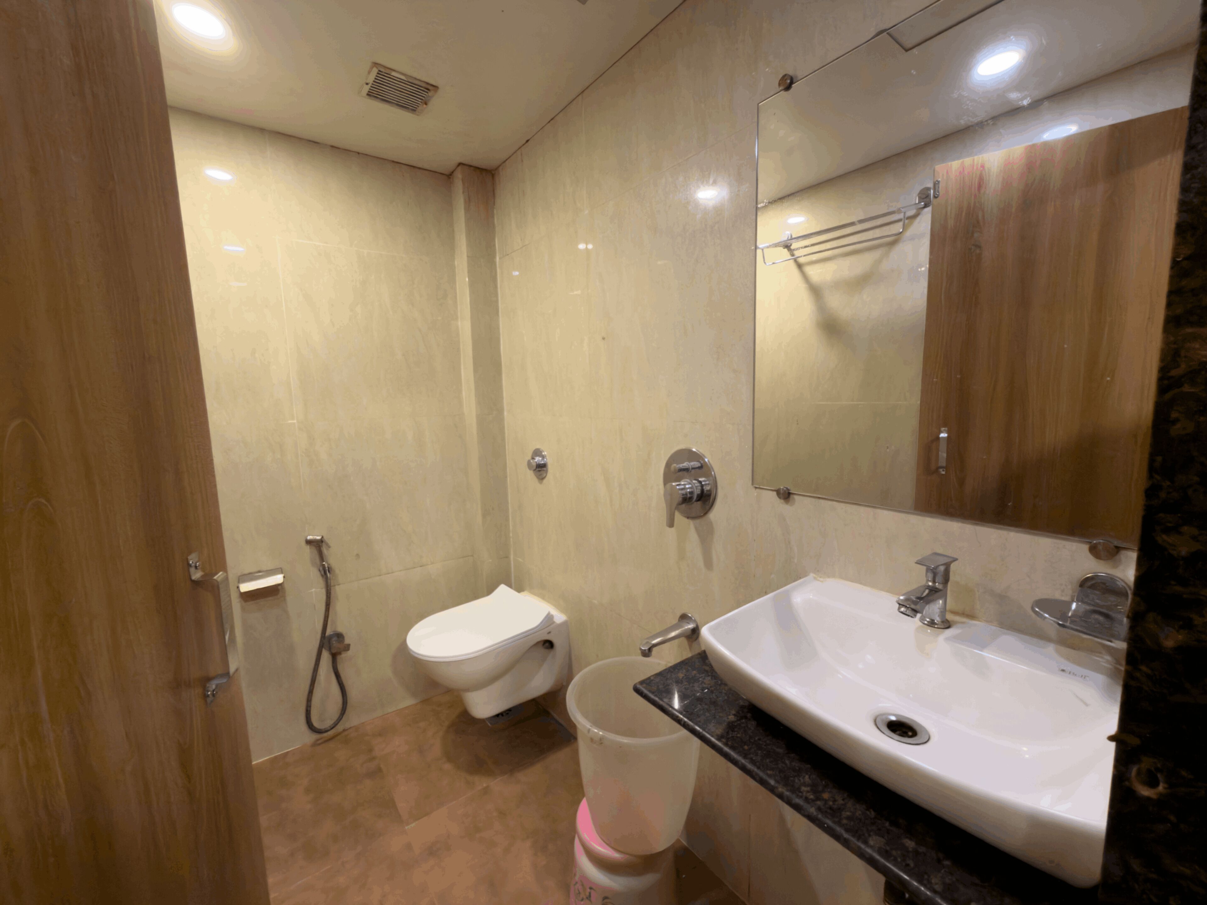 Douche, serviettes fournies, savon, shampoing