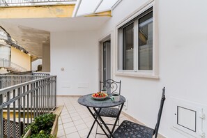 Outdoor dining - Kalès Home in Otranto – Balcony, Wi-Fi & Air Conditioning (Otranto)