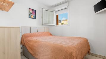 1 habitación, tabla de planchar con plancha y wifi