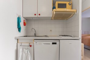 Kylskåp, mikrovågsugn, ugn och spishäll