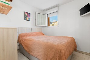 1 habitación, tabla de planchar con plancha y wifi 