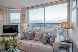 Living area - AVAL Lovely 2-bed flat with balcony in Notting Hill, West London (London)
