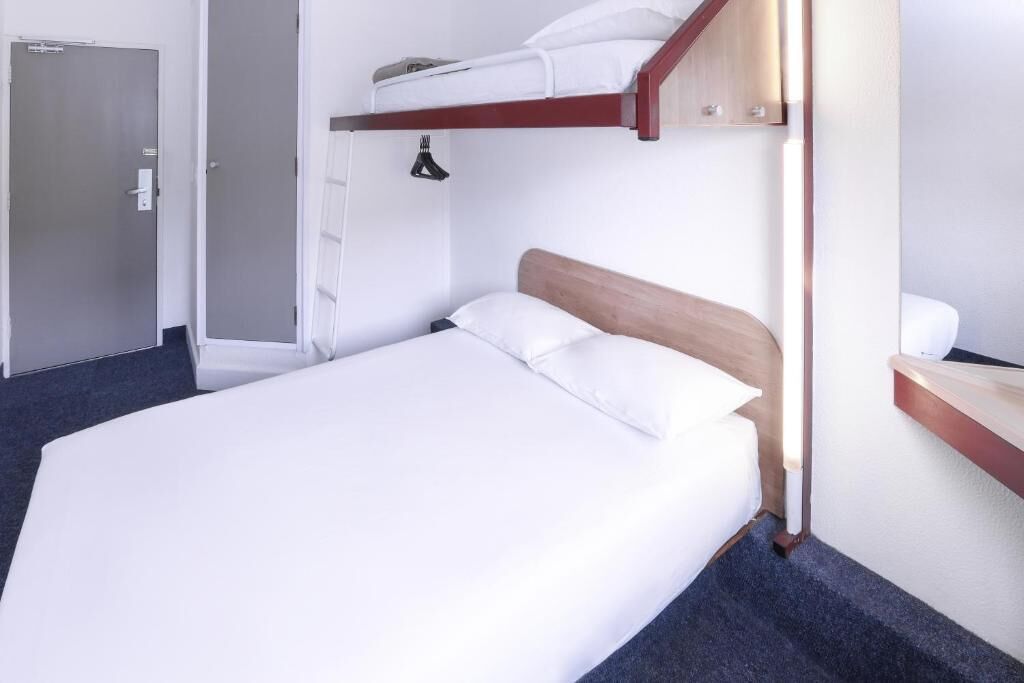 مكتب ومساحة عمل للكمبيوتر المحمول وواي فاي مجانًا وملاءات أسرّة