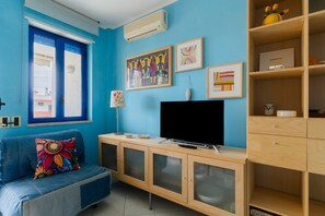 TV - Circe Sea View Apartment Otranto – Charming Studio with Terrace, Wi-Fi & AC (Otranto)
