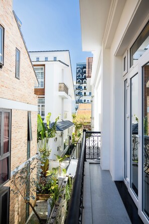 Chambre Double Luxe, balcon, vue parc | Enceinte de l’hébergement