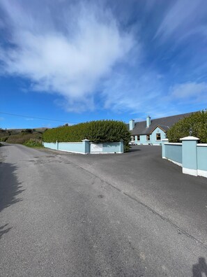 Front of property - Tinnies Guest House (Valentia Island)