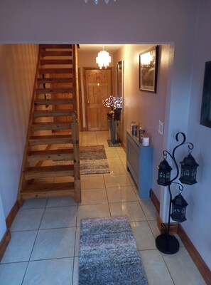 Deluxe Double Room | Living area - Tinnies Guest House (Valentia Island)