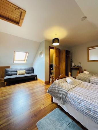Quarto duplo luxo | Wi-Fi de cortesia, roupa de cama. Tinnies Guest House